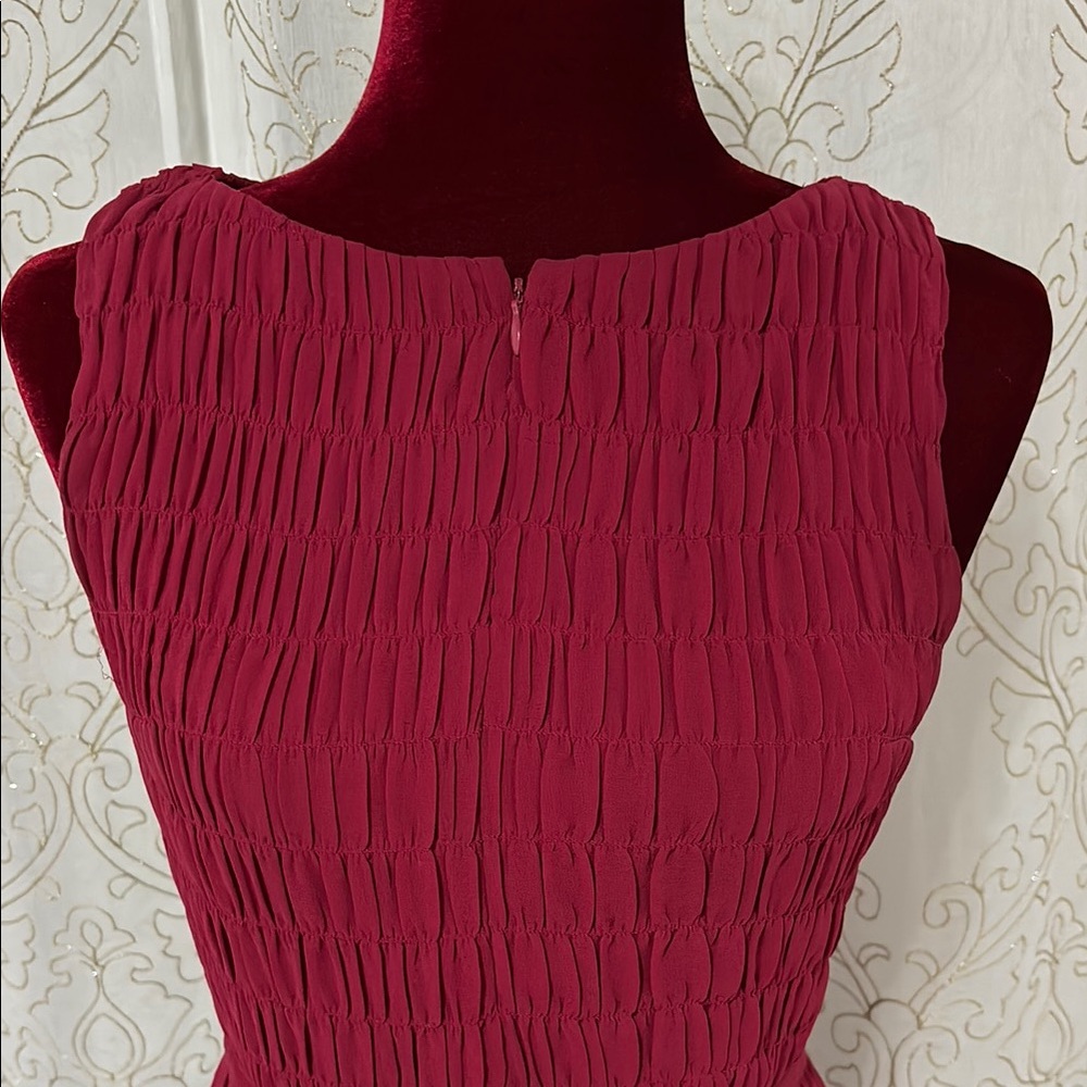 Elegant Sleeveless Dress - Picture 2 of 11